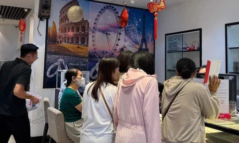Xếp hàng mua vàng không nổi, người dân xúc vội mặt hàng tăng mạnh hơn cả vàng
