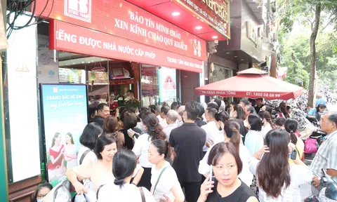 Ối làng nước ơi, sốc toàn tập trước lý do người dân Hà Nội ồ ạt ra đường chen lấn nhau