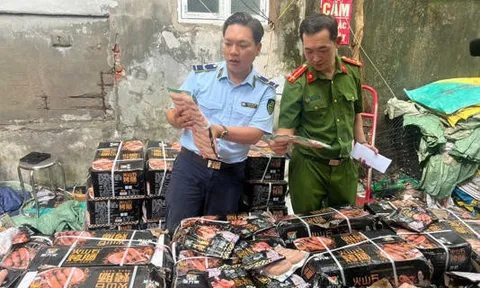 1,7 tấn xúc xích không rõ nguồn gốc suýt làm xiên bẩn ở Hà Nội kìa