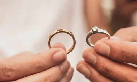 Ê, như này là giá nhẫn cưới sẽ thơm hơn đúng không? Ai sắp cưới bơi vào đây tìm hiểu