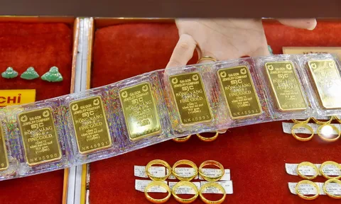 SỐC NẶNG: Giá vàng SJC vượt mốc 180 triệu đồng/lượng