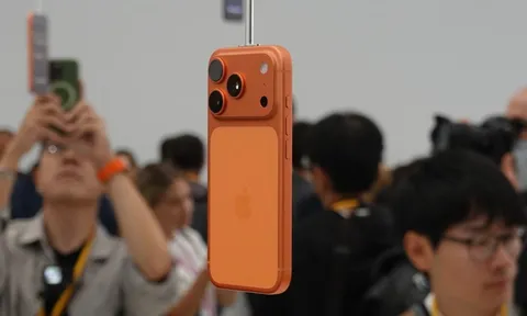 Ngày đầu mở bán iPhone 17, dân tình Việt Nam "chơi lớn" đặt hơn 100.000 chiếc. Thế Giới Di Động chỉ cần 30 phút đã chốt 80.000 đơn, tốc độ nhanh hơn gói mì tôm chín